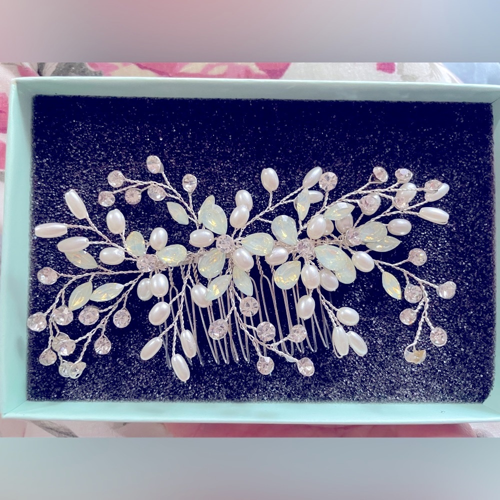 NWT Women Or Girls Pearl and Crystal Hair Comb Hairpiece For Special Occasion